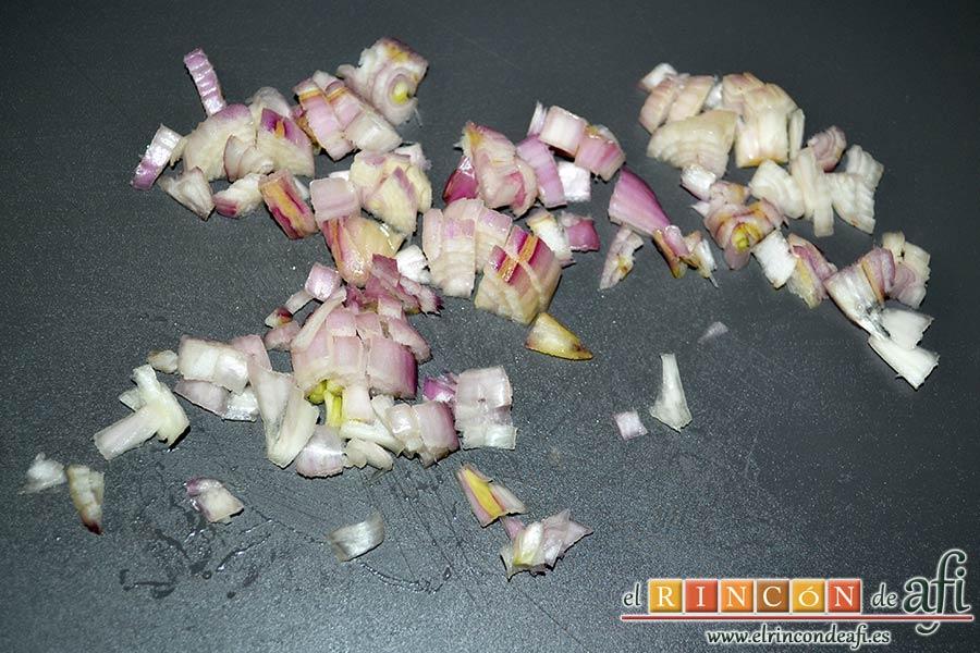 Secreto con salsa de foie, pelar las chalotas y cortarlas en cuadraditos pequeños