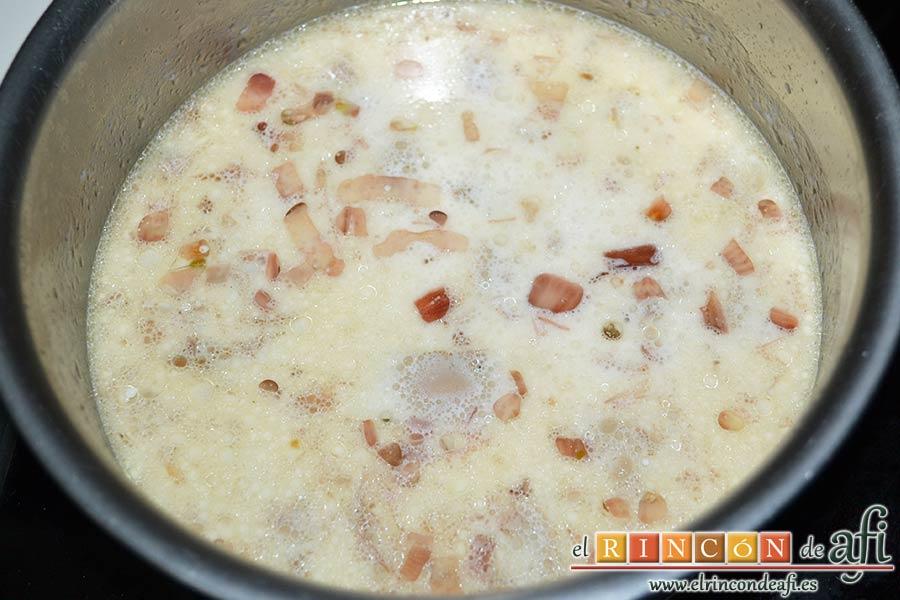 Secreto con salsa de foie, remover y dejar cocinar otros cinco minutos para que se funda