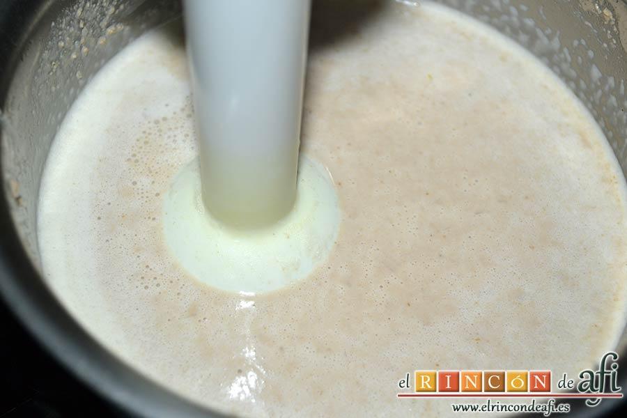 Secreto con salsa de foie, triturar con la minipimer