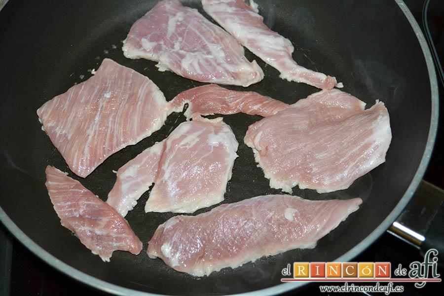 Secreto con salsa de foie, pasarlos por la sartén sin aceite