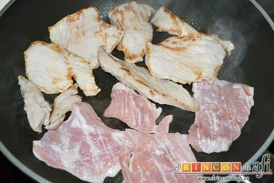 Secreto con salsa de foie, dorarlos por ambos lados