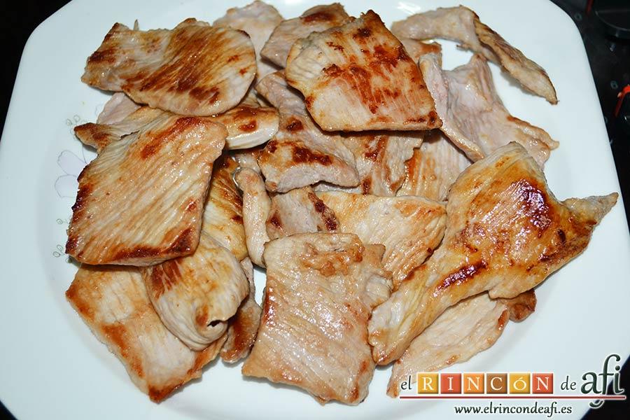 Secreto con salsa de foie, reservarlos en un plato hasta el momento de servirlos