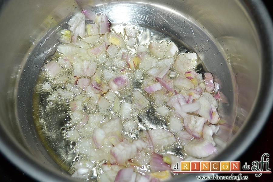 Secreto con salsa de foie, ponerlas a pochar en un cazo con aceite de oliva