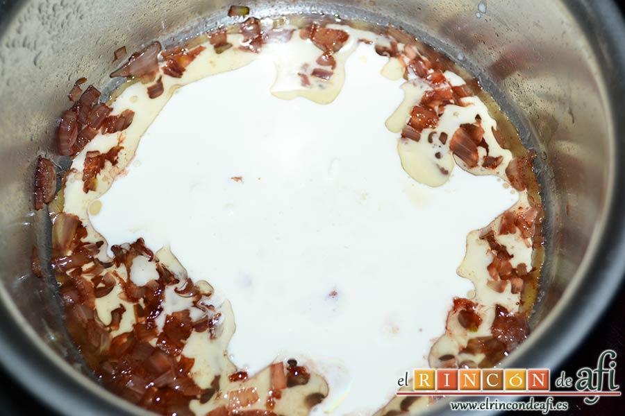 Secreto con salsa de foie, verter la nata (crema de leche)