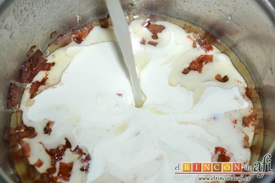 Secreto con salsa de foie, añadir el caldo de ave caliente