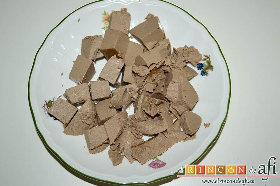 Secreto con salsa de foie, cortar el foie en cubitos pequeños