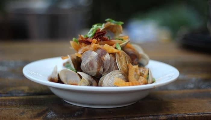 Limpiar la arena de las almejas