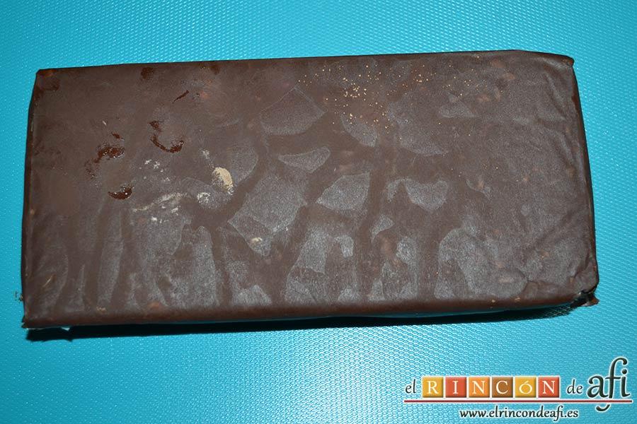 Turrón de chocolate con almendras, desmoldar