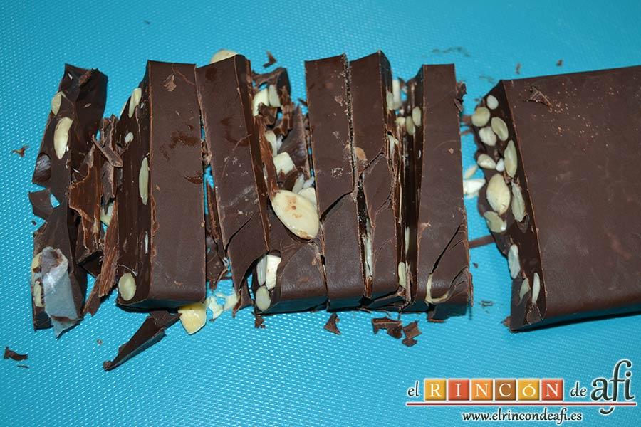 Turrón de chocolate con almendras, sugerencia de presentación