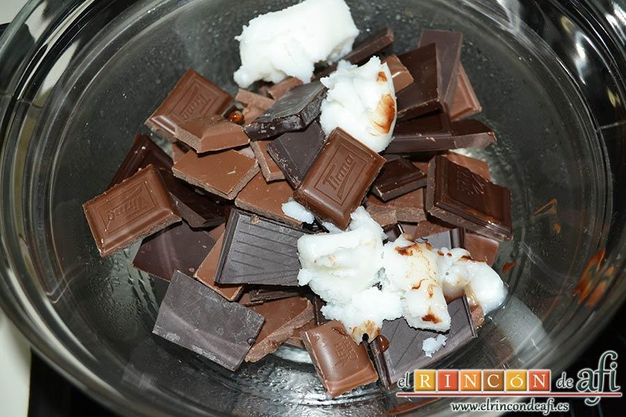 Turrón de chocolate con almendras, derretir al baño María los chocolates con la manteca de cerdo