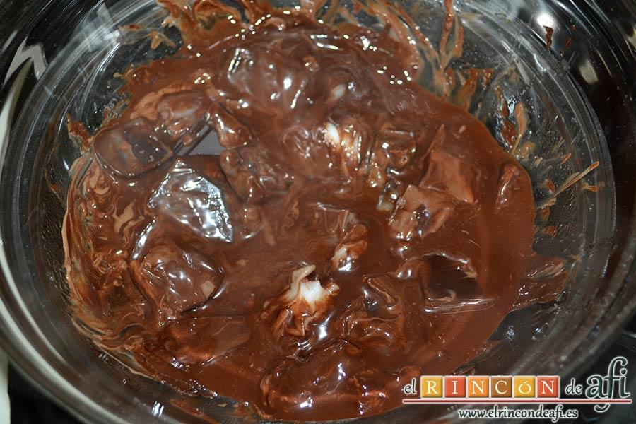 Turrón de chocolate con almendras, derretir a fuego moderado