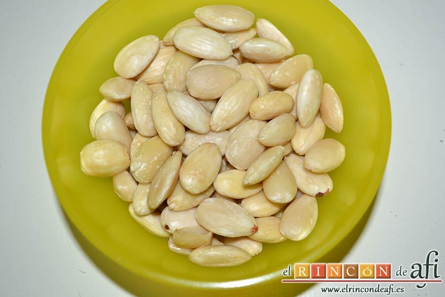 Turrón de chocolate con almendras, preparar las almendras