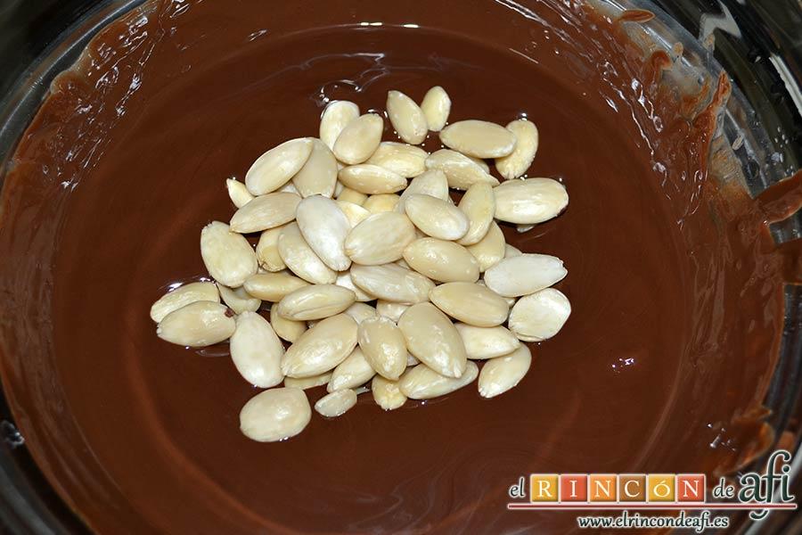 Turrón de chocolate con almendras, añadir las almendras