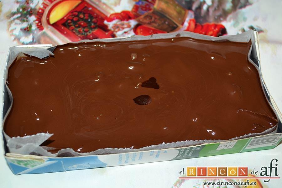 Turrón de chocolate con almendras, dejar que enfríe