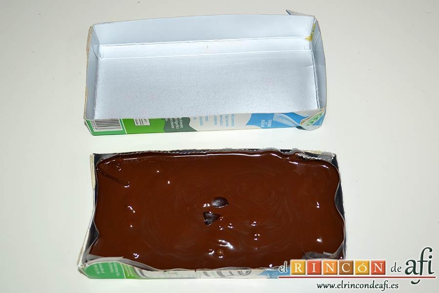 Turrón de chocolate con almendras, cubrir con la otra tapa el molde