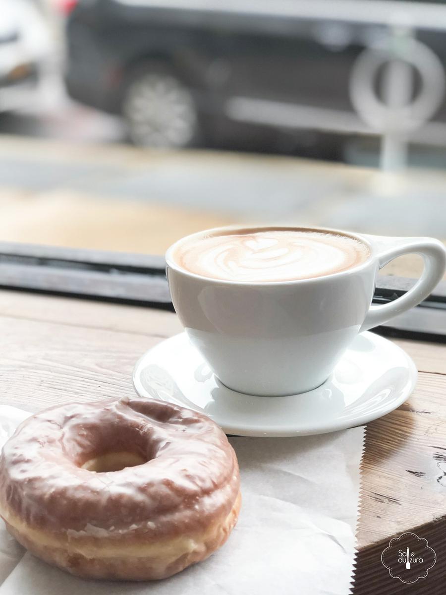 donut clásico de vainilla con chocolate caliente - doughnut plant