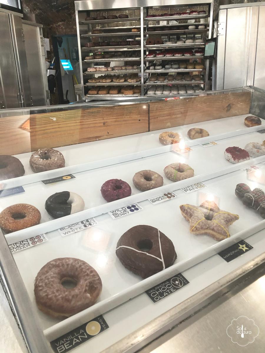 variedad de donuts en doughnut plant brooklyn