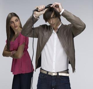 Mujer mirando como hombre se plancha el pelo 