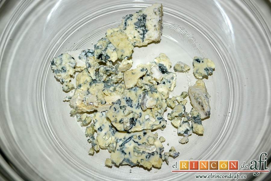 Bombones de salmón y queso, poner en un bol el queso azul