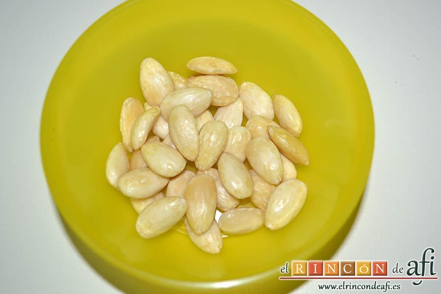 Bombones de salmón y queso, pelar las almendras tostadas