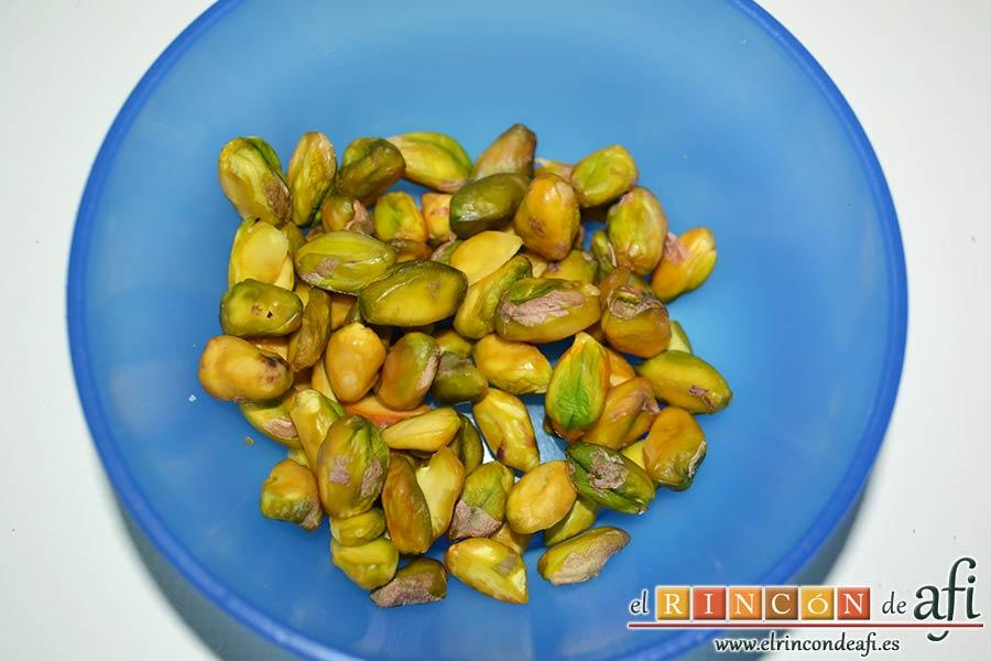 Bombones de salmón y queso, pelar los pistachos