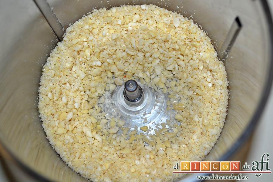 Bombones de salmón y queso, triturar las almendras