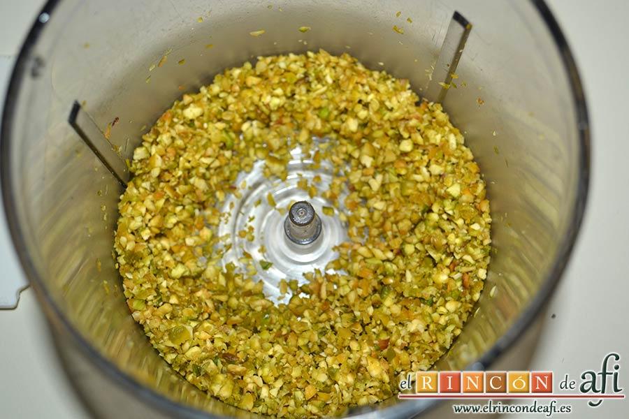 Bombones de salmón y queso, triturar los pistachos