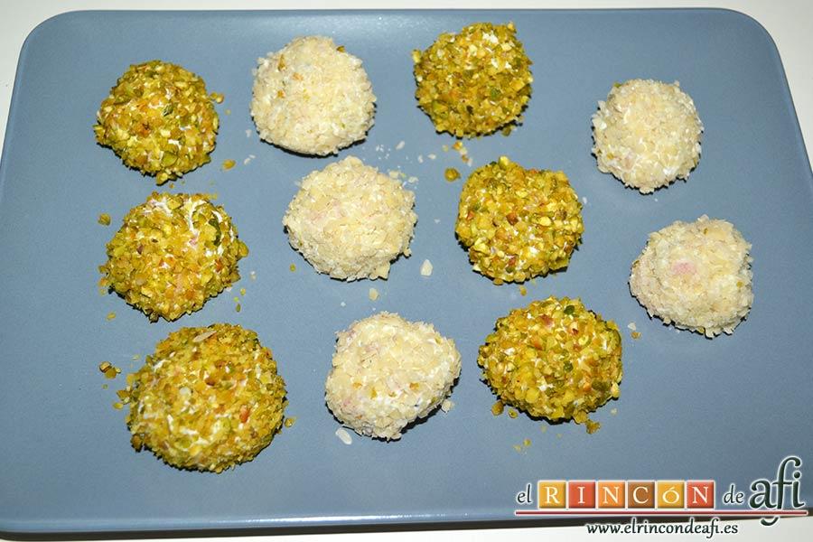 Bombones de salmón y queso, sacar la mezcla de la nevera, formar bolas y rebozarlas en un tipo de frutos secos