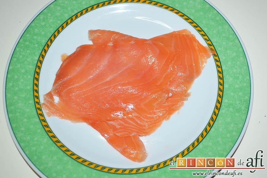 Bombones de salmón y queso, poner las lonchas en un plato