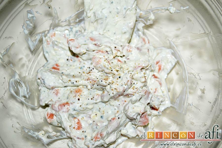 Bombones de salmón y queso, echar las pimientas molidas