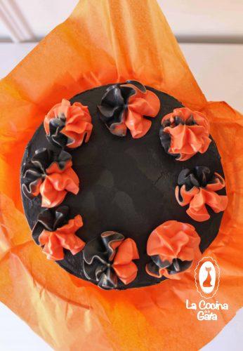 Colorida y esponjosa tarta de halloween