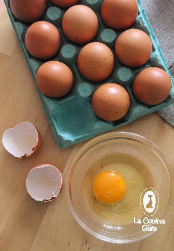 Huevos frescos para el bizcocho