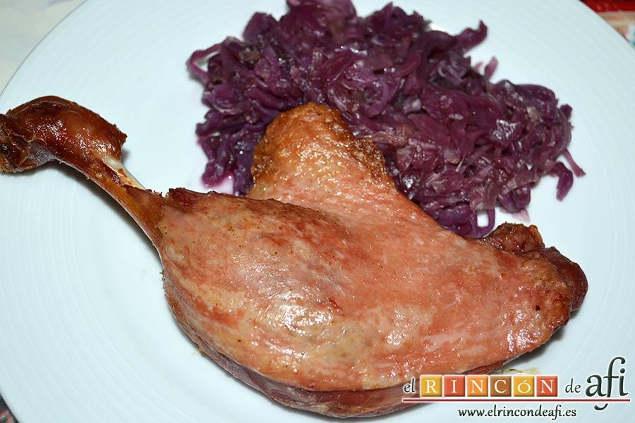 Col morada navideña con confit de pato, sugerencia de presentación