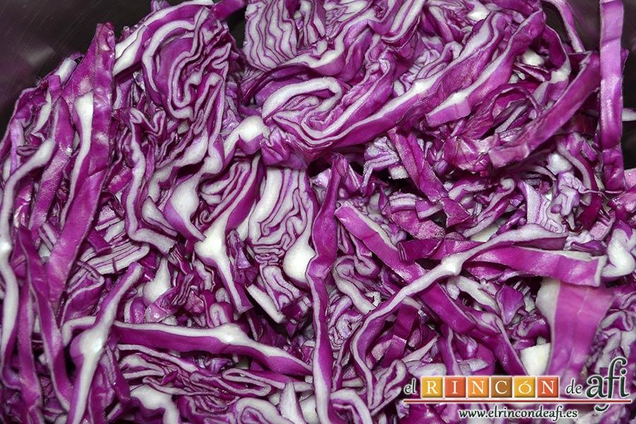 Col morada navideña con confit de pato, retirar las partes duras de la col y cortarla en juliana