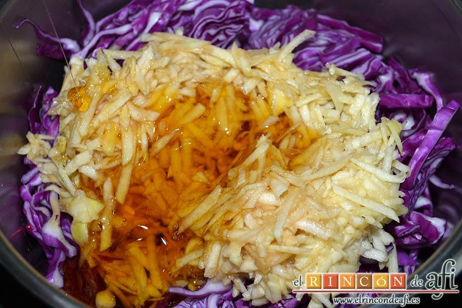 Col morada navideña con confit de pato, poner los ingredientes en una olla exprés y añadir la miel