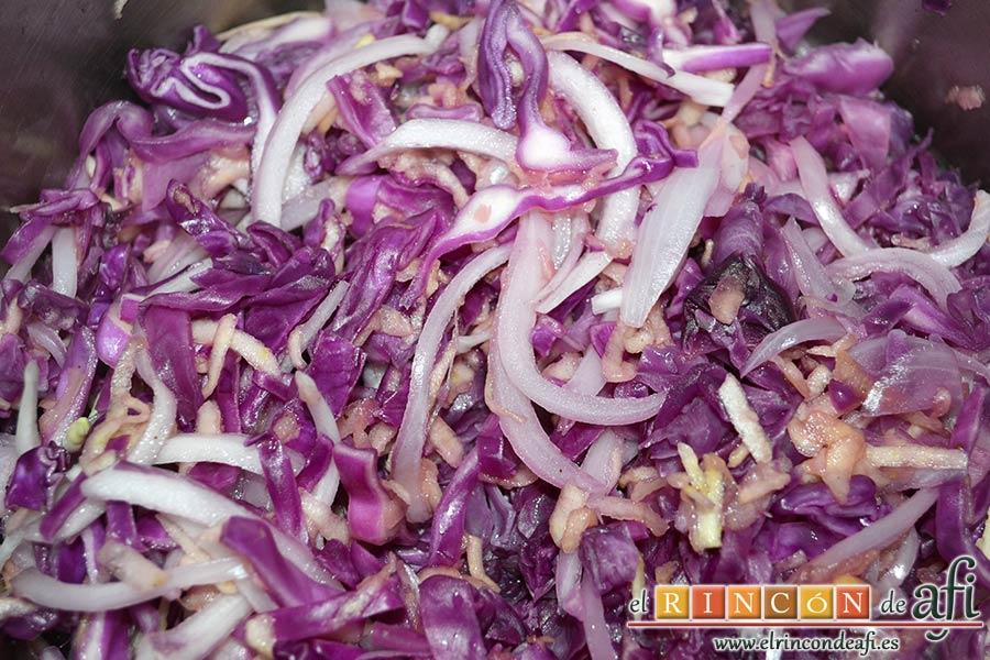 Col morada navideña con confit de pato, incorporamos el clavo en polvo y removemos bien