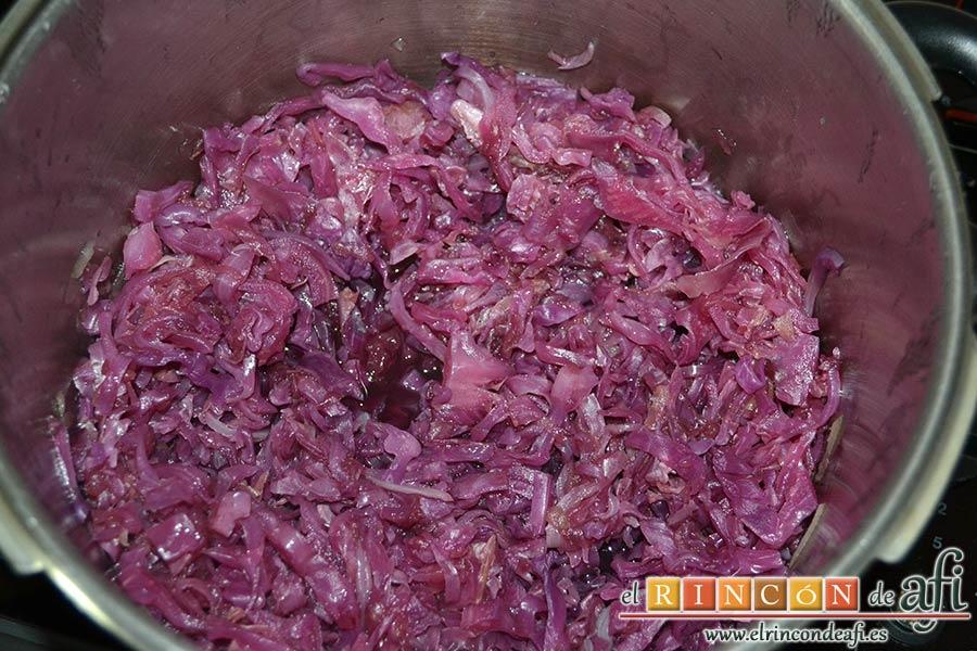 Col morada navideña con confit de pato, dejamos cocer y comprobamos que esté hecha