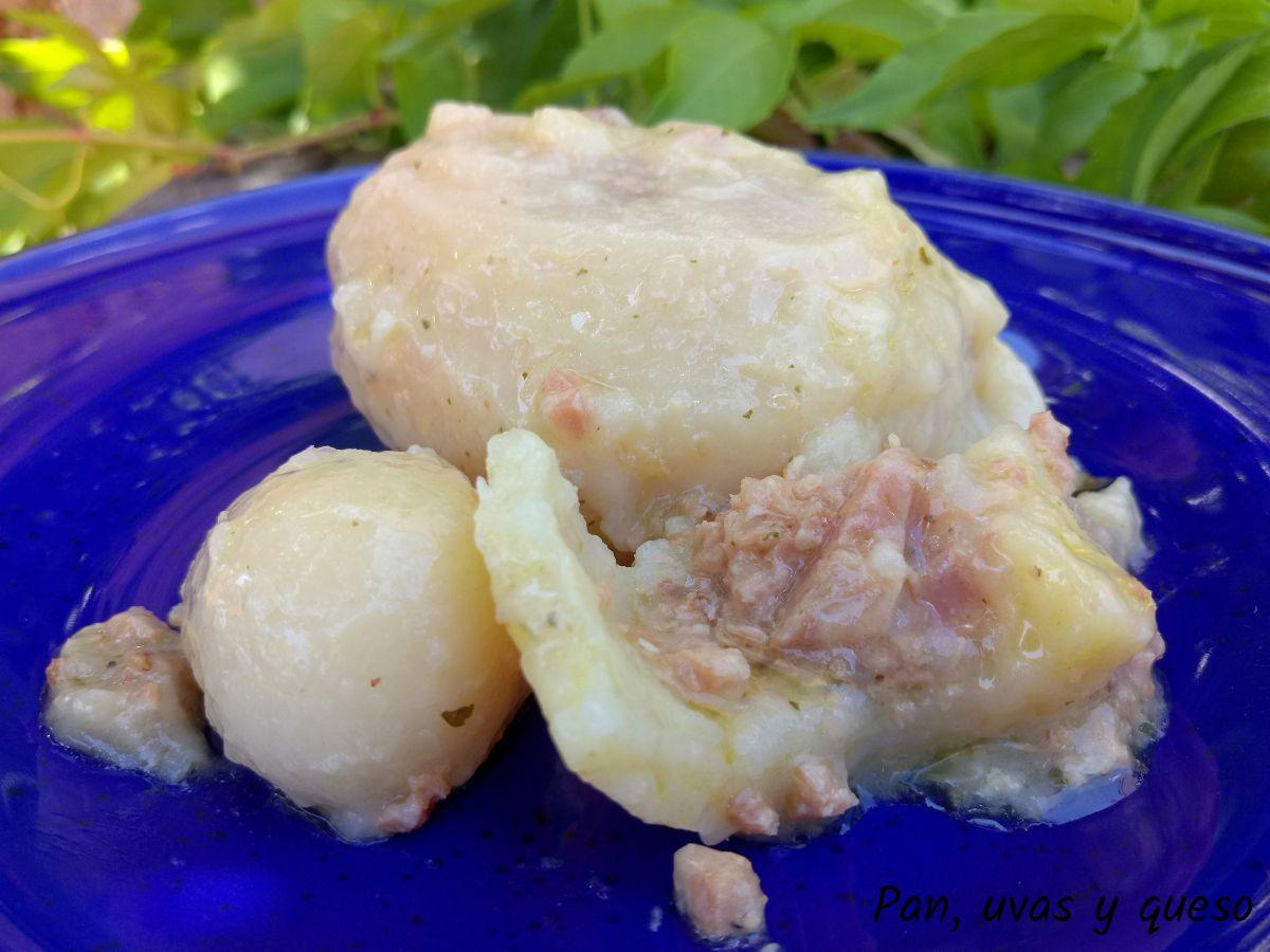 patatas rellenas de longaniza crockpot - pan uvas y queso