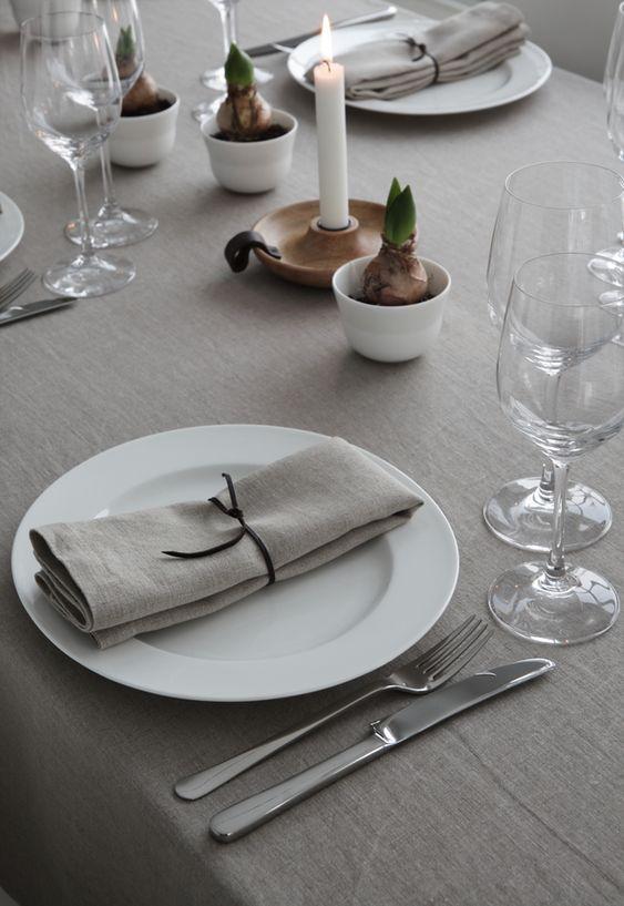 colocar las servilletas en la mesa navideña