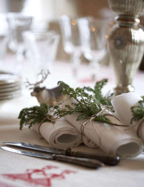 colocar servilletas en la mesa navideña