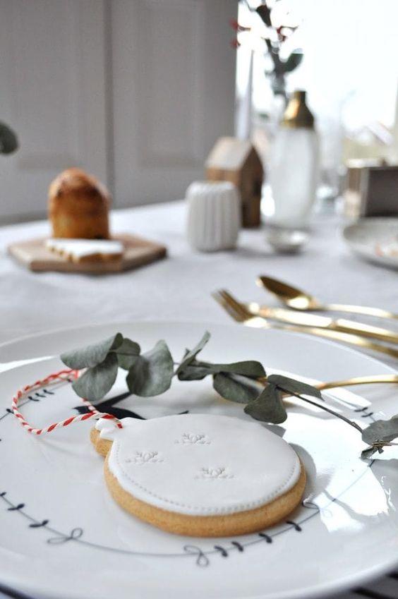 colocar servilletas en la mesa navideña