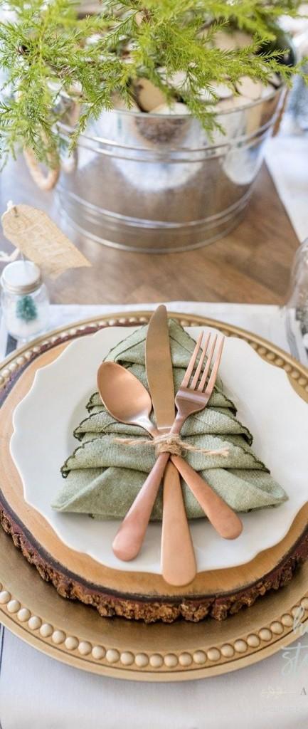 colocar servilletas en la mesa navideña