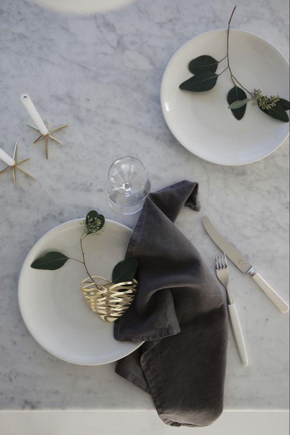 colocar servilletas en la mesa de navidad