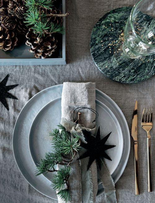 colocar servilletas en la mesa navideña