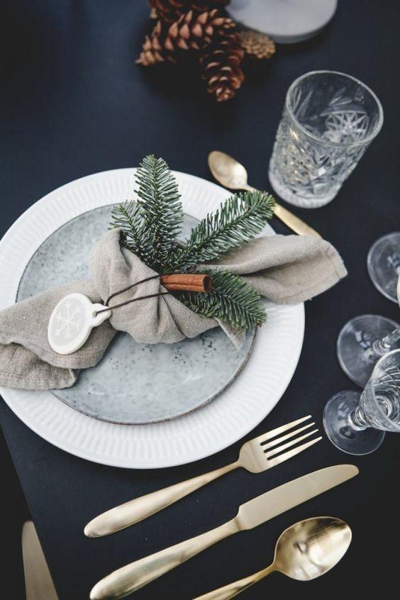 colocar las servilletas en la mesa navideña