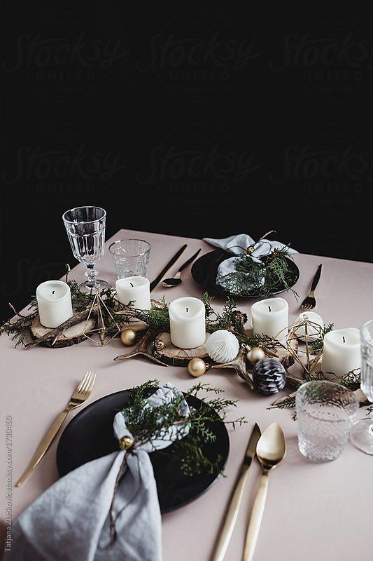 colocar servilletas en la mesa navideña