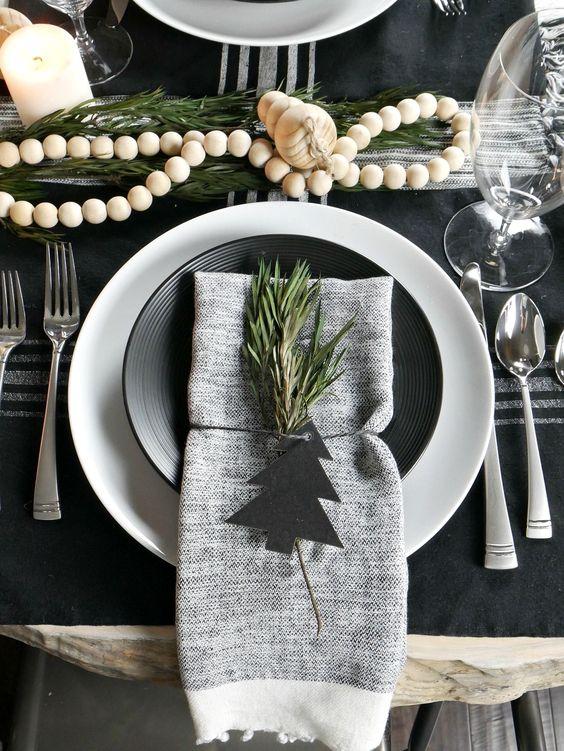 colocar servilletas en la mesa de navidad