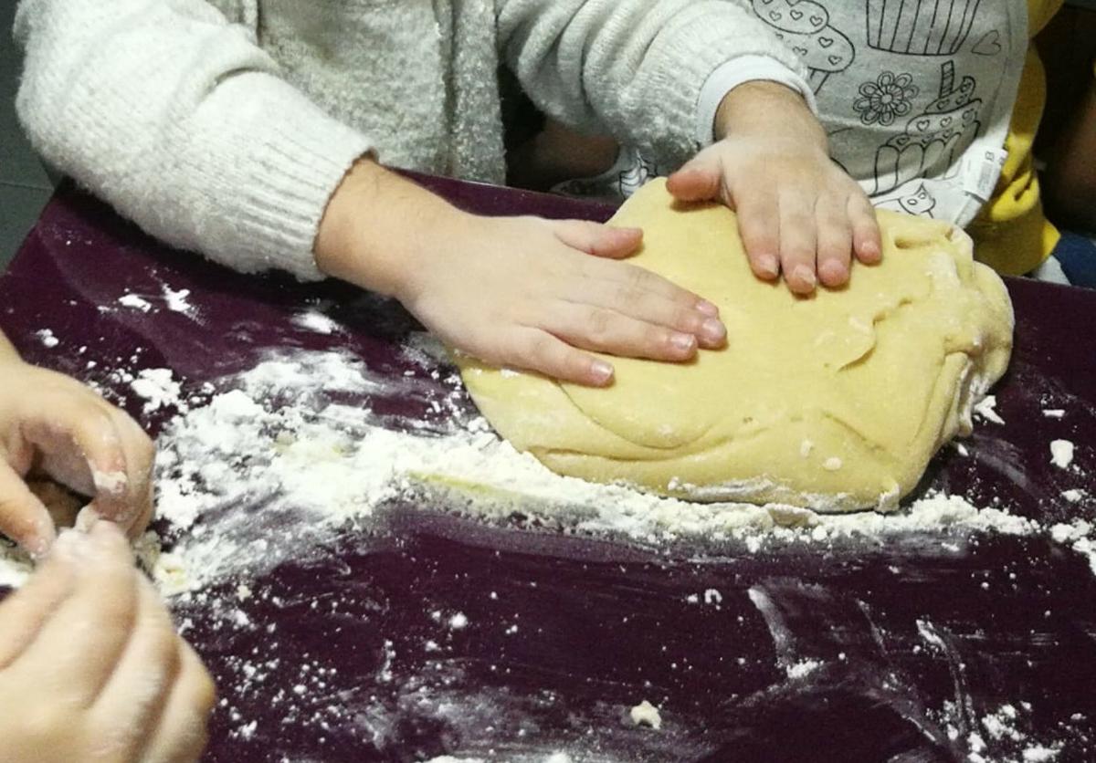 Amasando la masa para las galletas