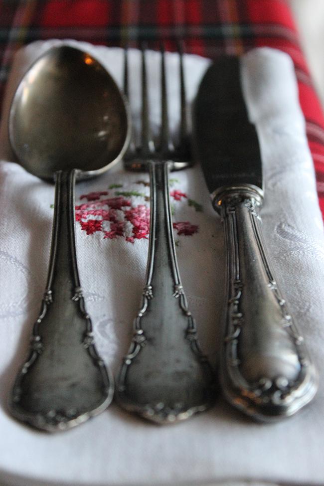 una-sopera-en-la-mesa-de-navidad