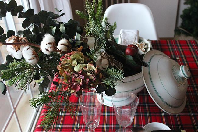 una-sopera-en-la-mesa-de-navidad